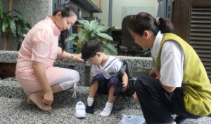 四歲新生來到慈濟幼兒園的第一件事情，就是要學會穿襪套。戴宸宇小朋友很快就學會如何自行穿襪套。【攝影者：顏美芬】