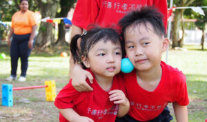 五歲的紀勇希和四歲的劉以晨雖然在身高體能上有差距，但身為哥哥的他盡力配合妹妹的步伐一起將球傳出去。【攝影者:李志旺】