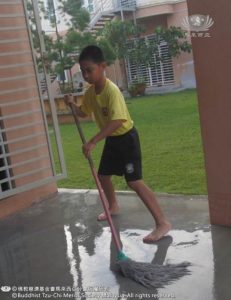 孩子們用餘下的污水清洗地板，不浪費任何資源。