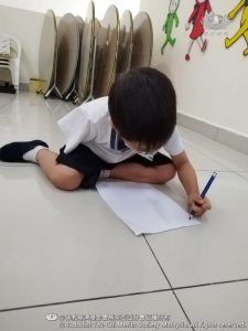 孩子体验用一只不惯用手来写字，所带来的不便。